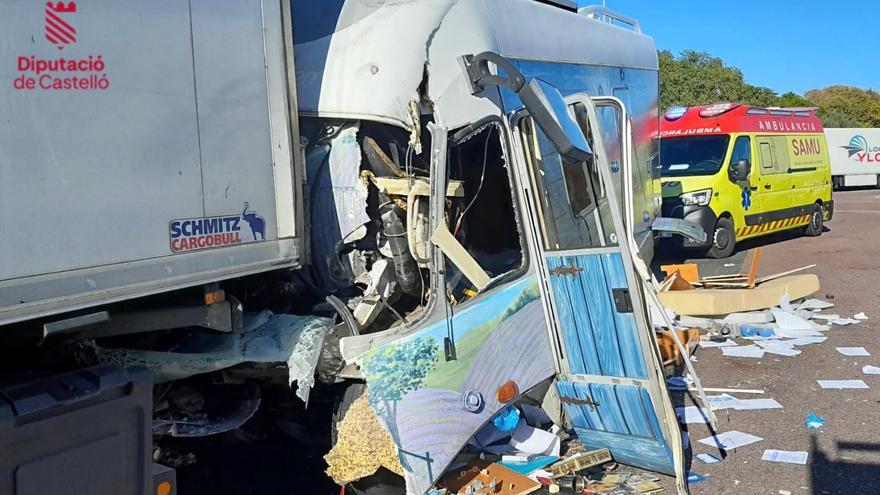 Fuerte choque en Castellón entre una autocaravana y un camión estacionado