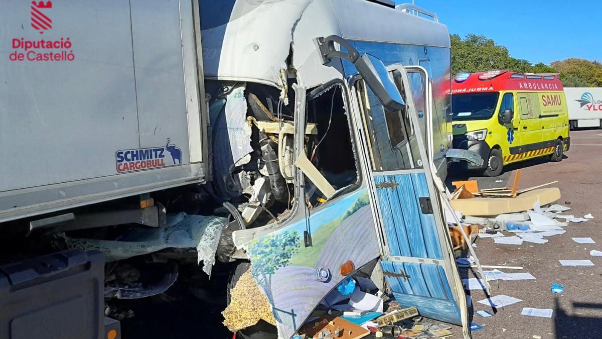 Fuerte choque en Castellón entre una autocaravana y un camión estacionado