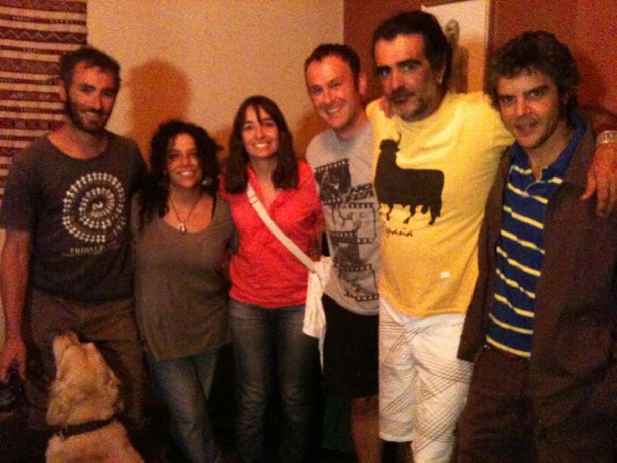 Javier, Tatiana, Cristina, Santiago, David i Oriol, diumenge a la nit, a la casa de Tatiana i David. Javier, Tatiana, Cristina, Santiago, David i Oriol, diumenge a la nit, a la casa de Tatiana i David.