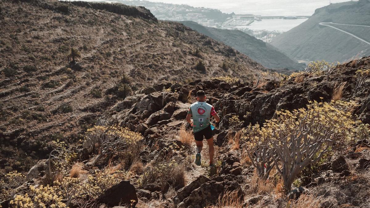 Un corredor de montaña desciende por una pendiente de La Gomera.