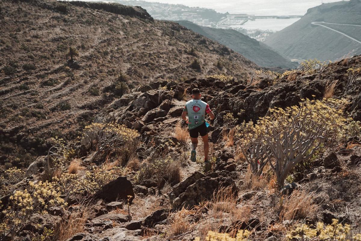 Un corredor de montaña desciente por una pendiente de La Gomera.