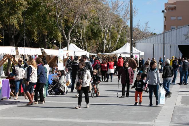 Ambiente que se vivía en la plaza por la mañana durante la celebración de la feria.