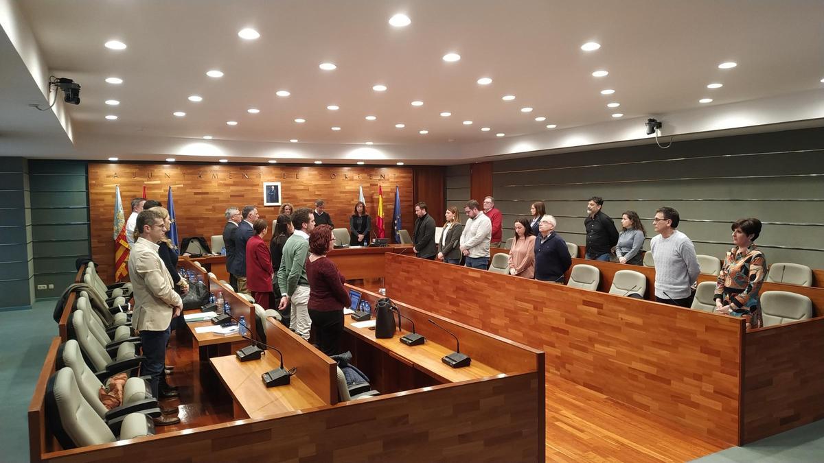 El pleno guardó un minuto de silencio por las víctimas del incendio de València