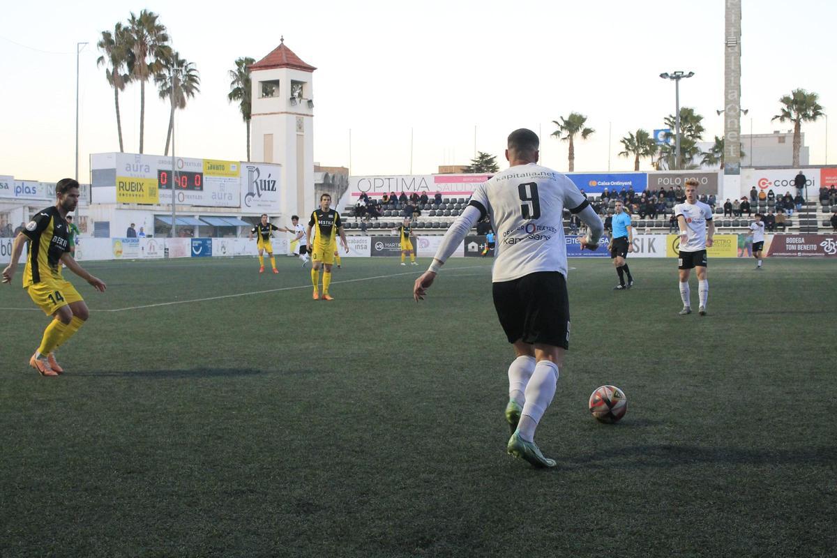 El Ontinyent conduce el balón ante el Roda, en el partido en el Clariano.