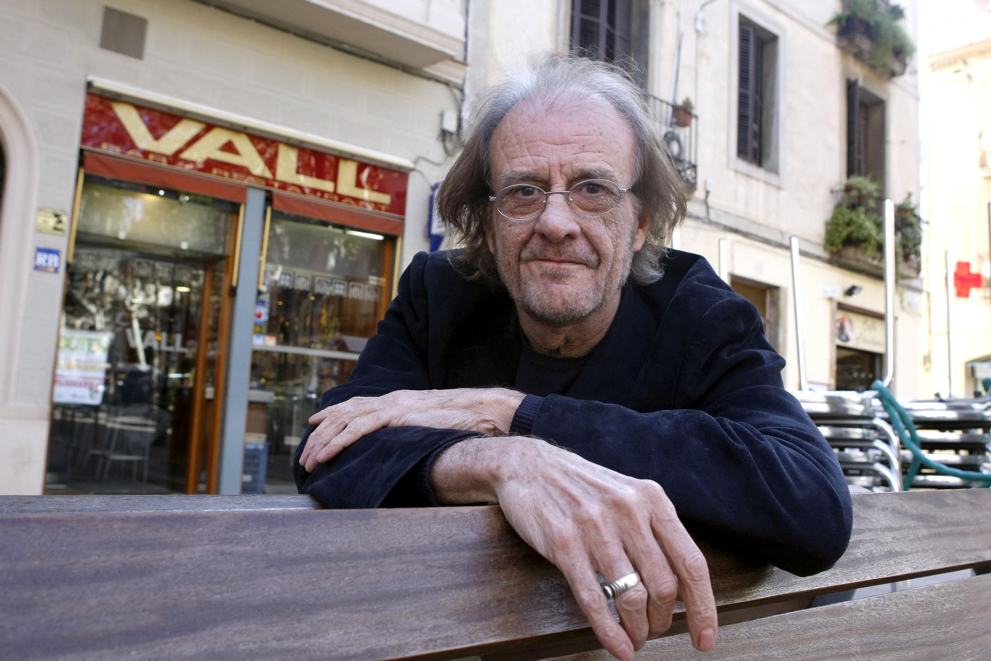 Luis Eduardo Aute posa en la plaza Rovira, de Gràcia, en una imagen de archivo