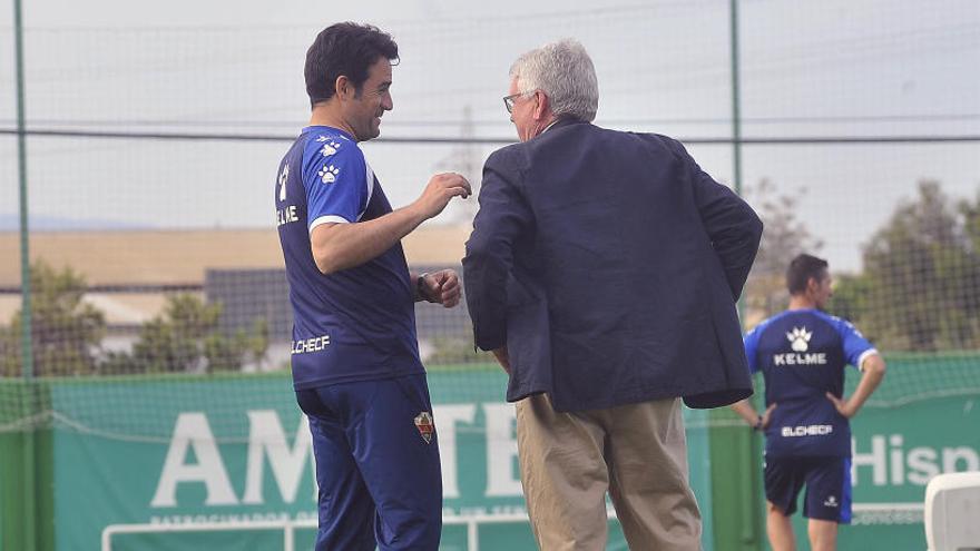 Juan Pascual, secretario general del Elche, junto a Alberto Toril, en el entrenamiento