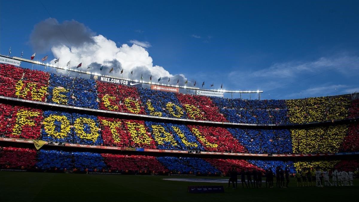 Mosaico en la grada del Camp Nou antes del comienzo  del partido de liga entre el FC Barcelona y el Real Madrid.