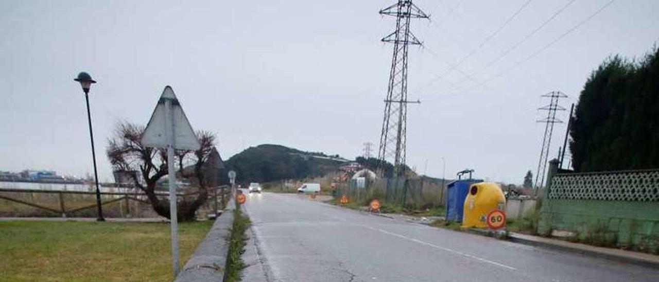 Una señal de obras en Zeluán, ayer, en el entorno de Maqua.