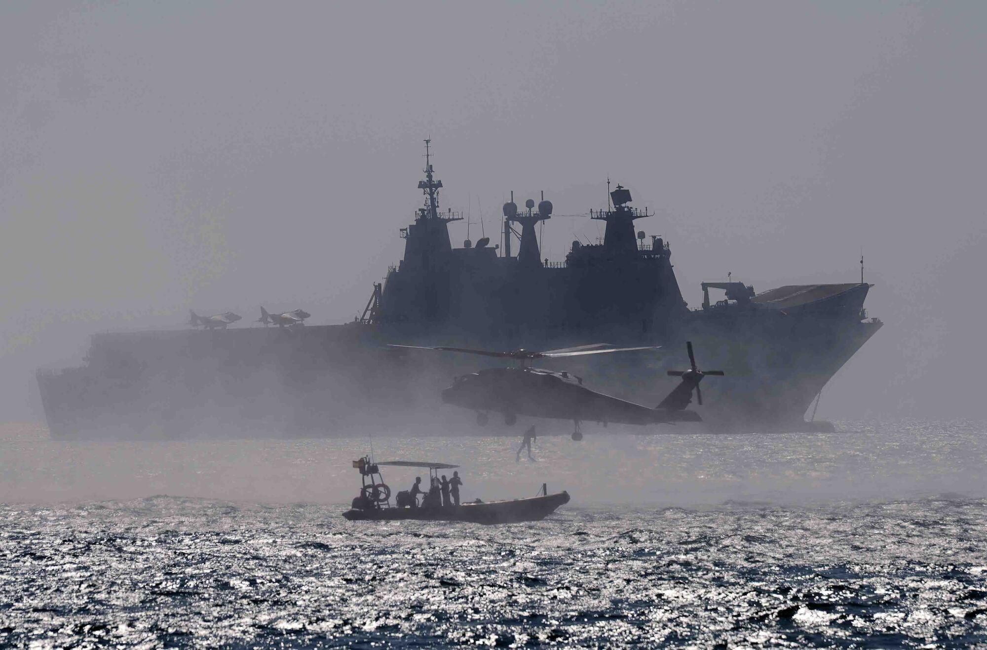 Exhibición dinámica de un desembarco anfibio de La Armada, donde aviones, helicópteros, Infantes de Marina, embarcaciones rápidas y lanchas de desembarco actúan en un escenario simulado de rescate de rehenes