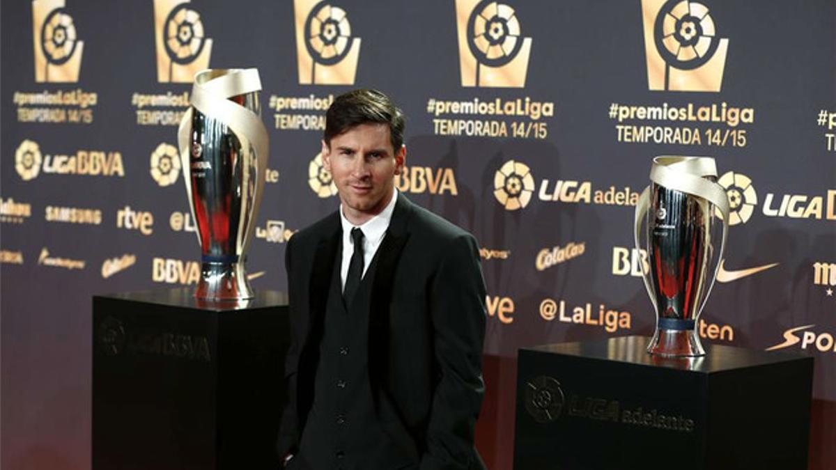 Messi posa a su llegada a la gala de los premios de la LFP