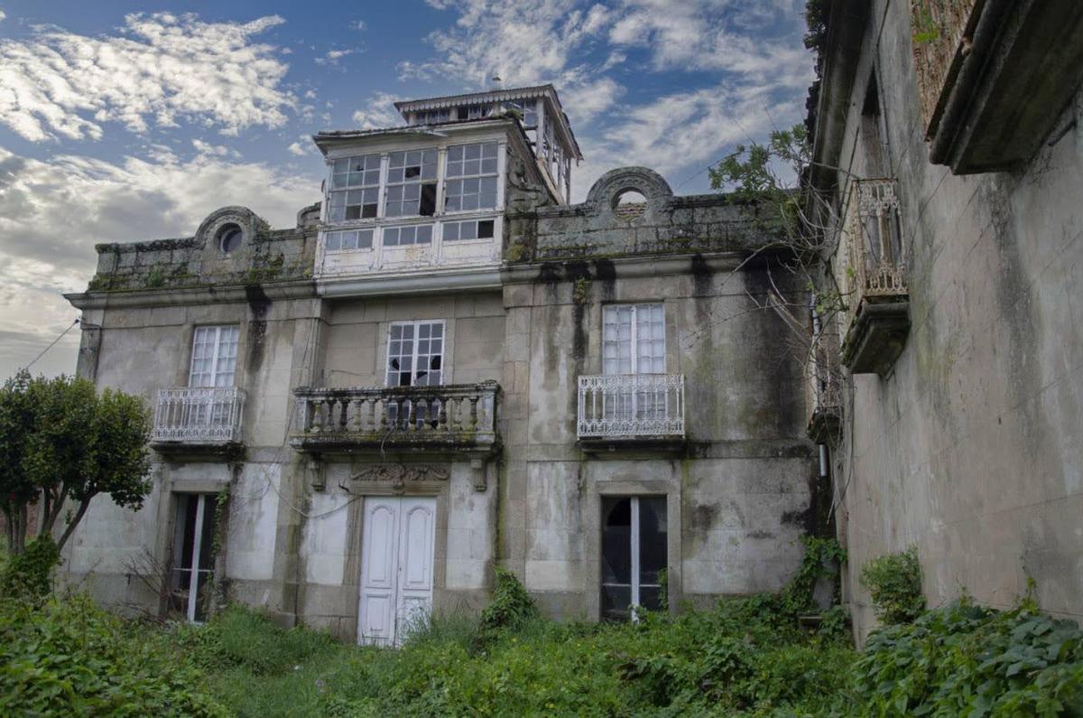 La maleza invade el jardín de la Casa Torre de Escuredo, en O Grove