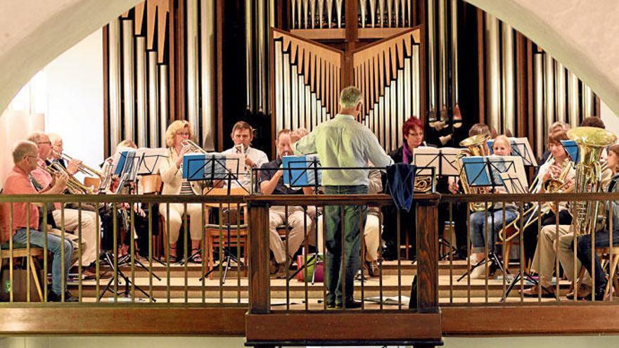 Nicht nur Posaunen, sondern auch Trompeten, Hörner und eine Tuba mischen beim Posaunenchor Bad Meinberg mit.