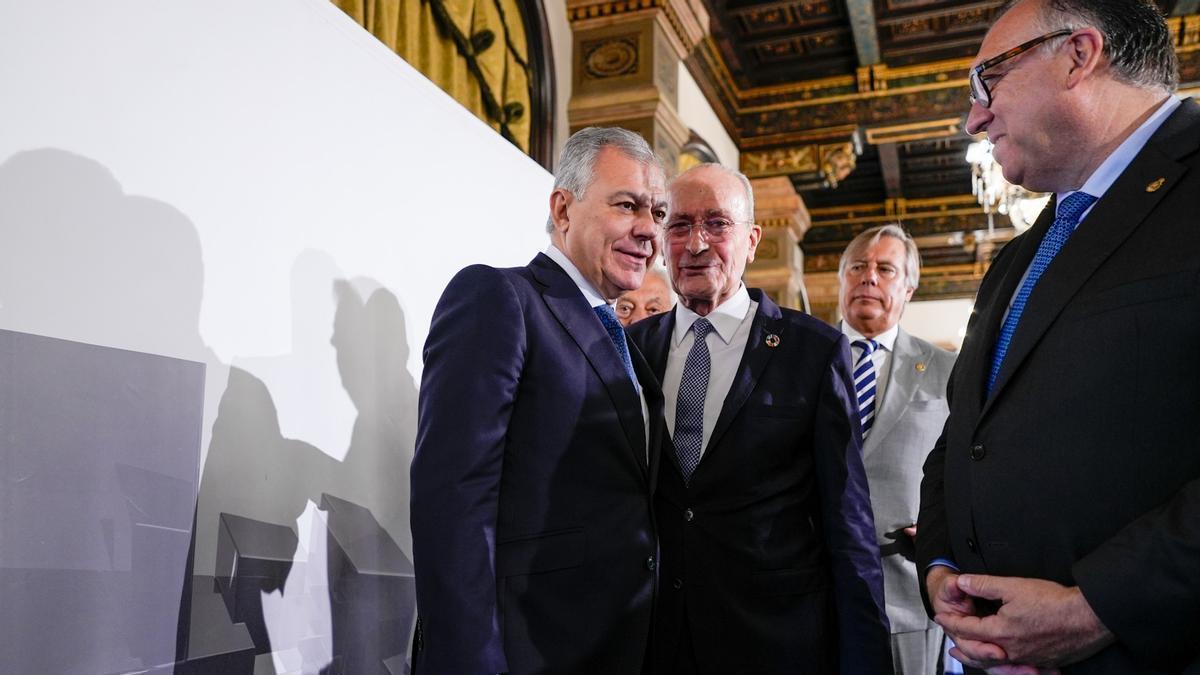 El alcalde de Sevilla, José Luis Sanz, y el alcalde de Málaga, Francisco de la Torre, junto al consejero de Turismo, Arturo Bernal, en el coloquito de este jueves organizado por la Cámara de Comercio