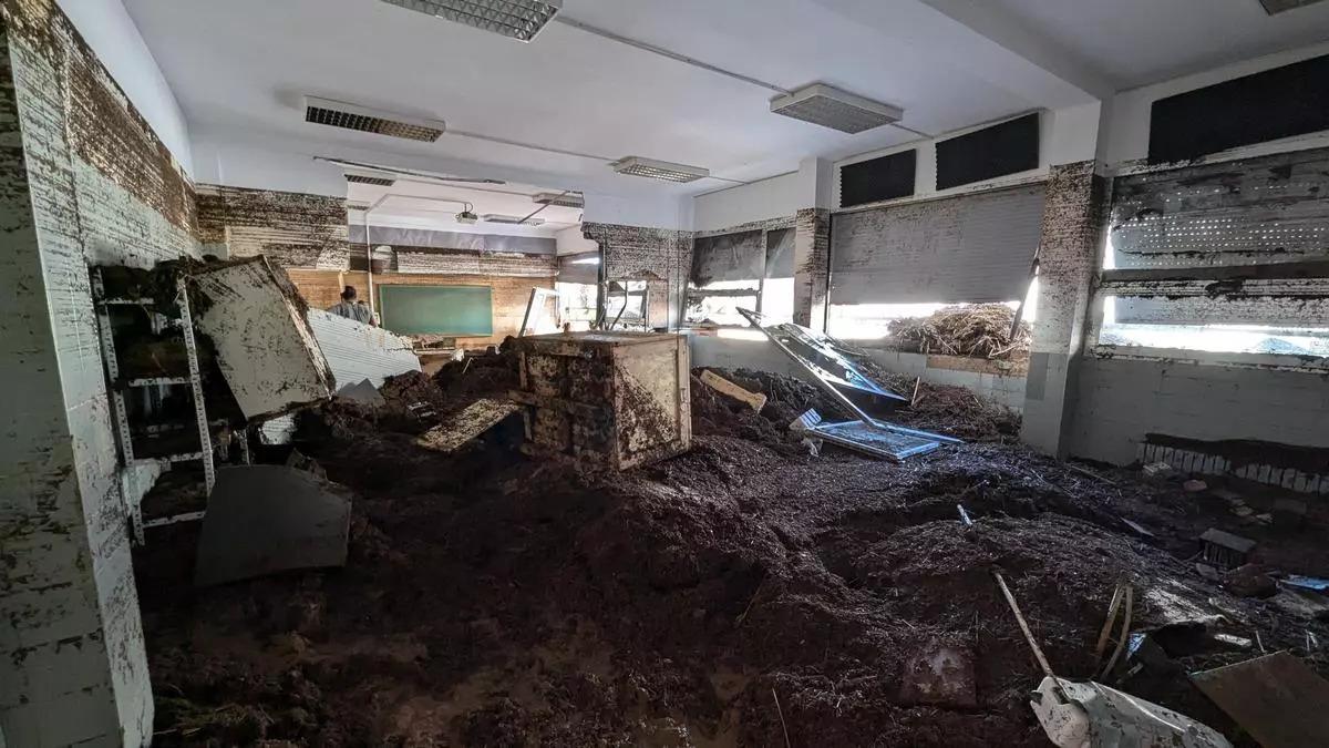 Una clase de la planta baja del IES Alameda de Utiel tras la dana.