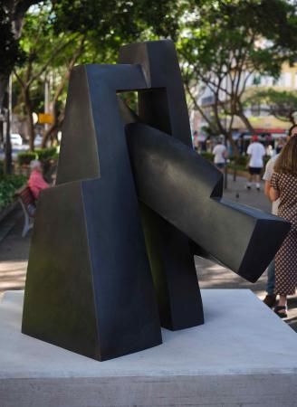 Presentación de la escultura monumental de la artista Parvine Curie, en Santa Cruz
