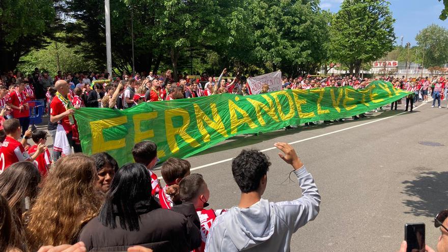 Aficionados del Sporting protestan contra la gestión de la directiva: &quot;Fernández vete ya”