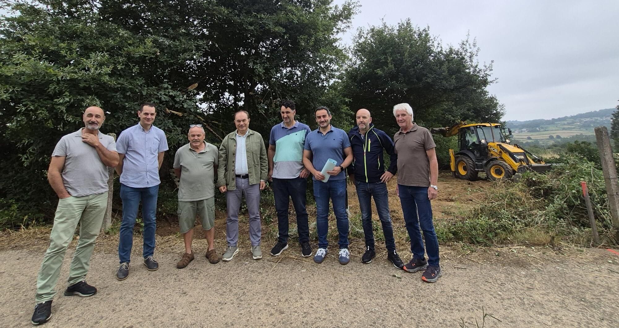Representantes del gobierno local y vecinos en el inicio de las obras.