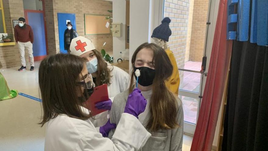 Los alumnos del colegio de Barcelos celebrando el carnaval.   | // GUSTAVO SANTOS