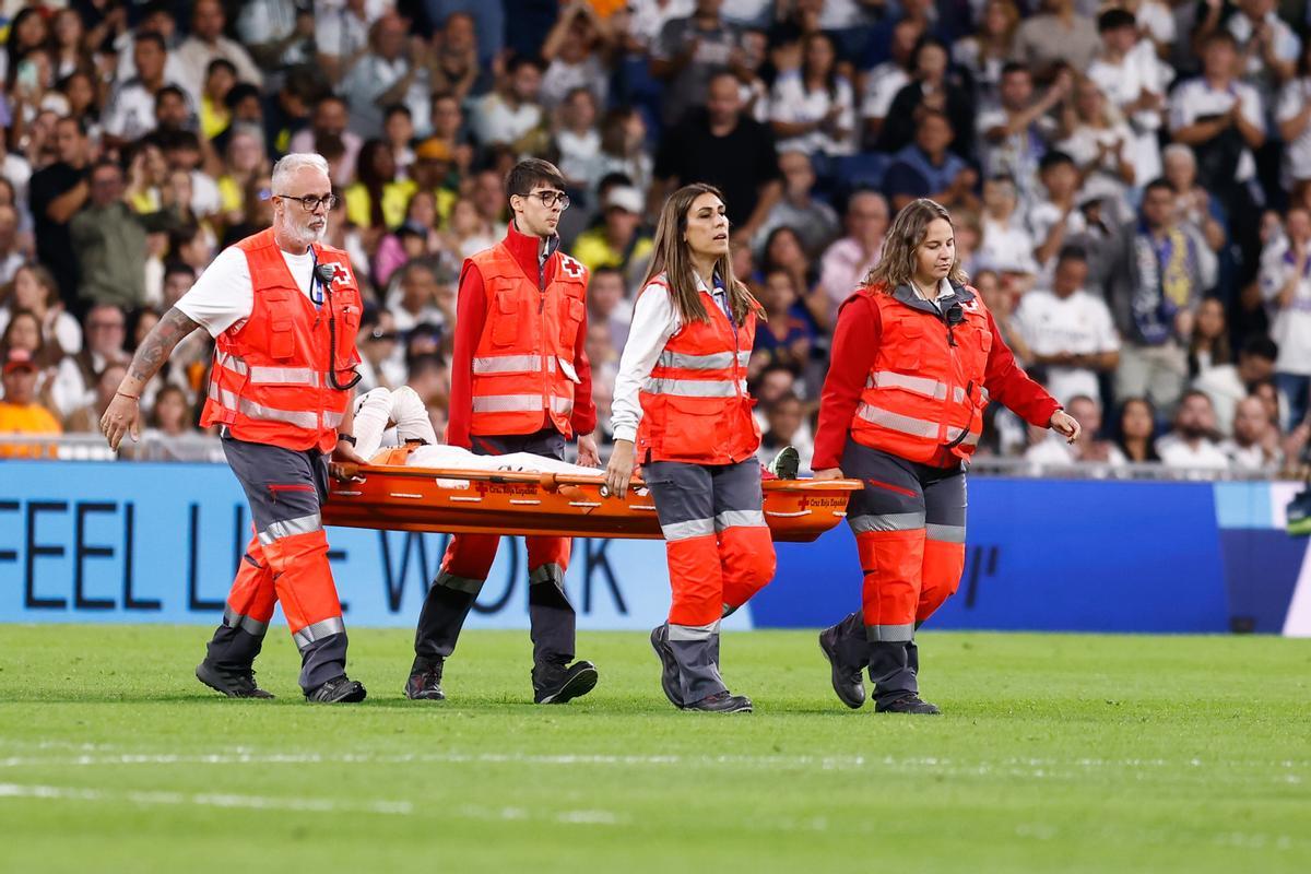 Dani Carvajal, capitán del Real Madrid, es evacuado del Bernabéu en camilla tras la lesión sufrida contra el Villarreal.