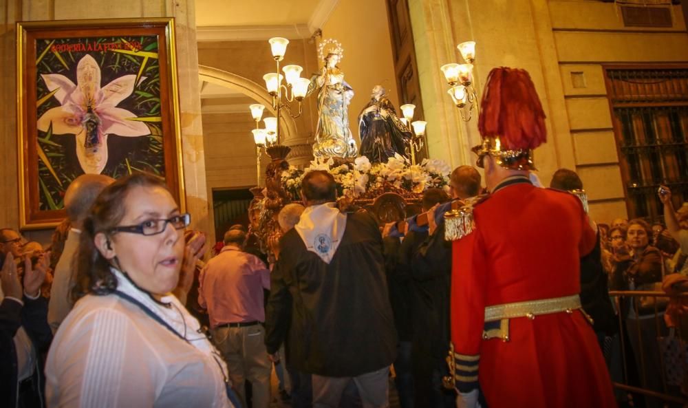 Alcoy muestra su devoción a la Virgen de los Lirios con miles de flores.