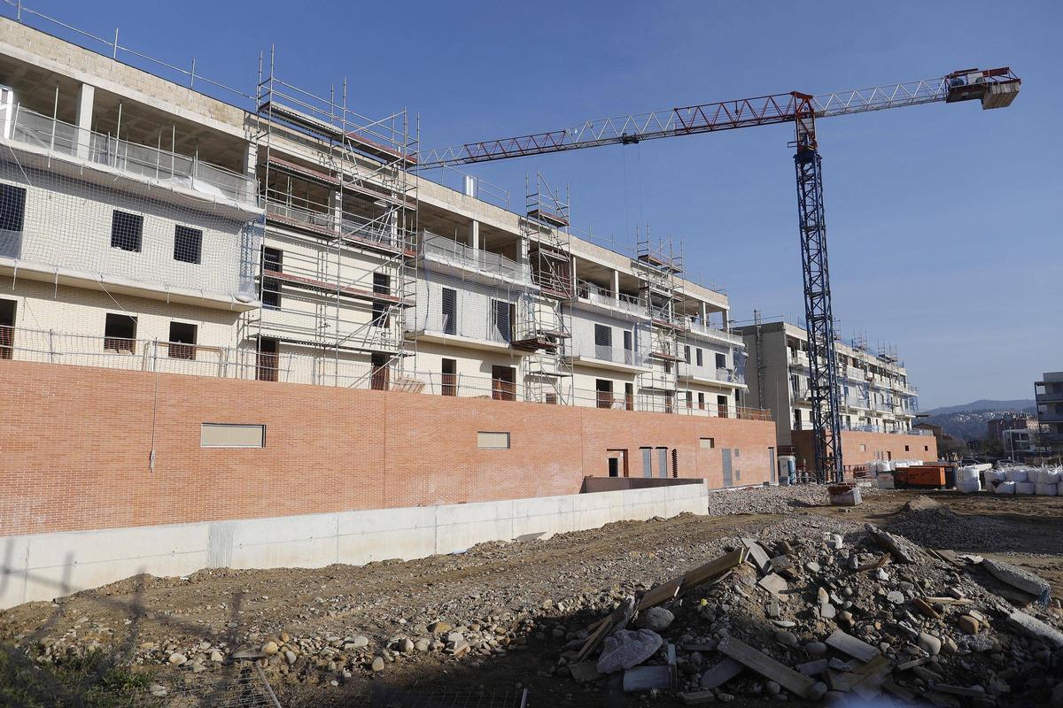 Un edifici en construcció a la zona de Domeny a Girona.