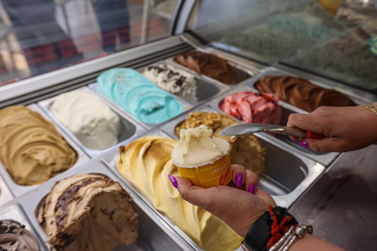 Los helados más deliciosos son servidos con excelente atención y cercanía para ofrecer, más que un sabor, calidad de vida a los clientes de Cañaveras.