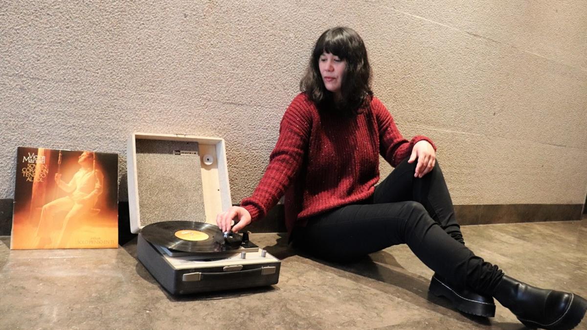 Silvia Penide pincha el disco de Víctor Manuel ‘Soy un corazón tendido al sol’. // La Opinión