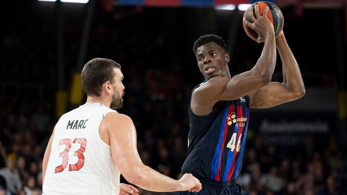 James Nnaji, ante Marc Gasol en un partido de la temporada 21/22