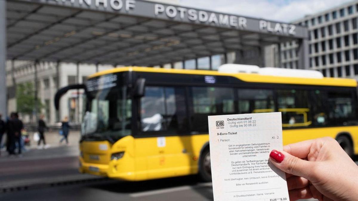 El ticket de 9 euros frente a un autobús.