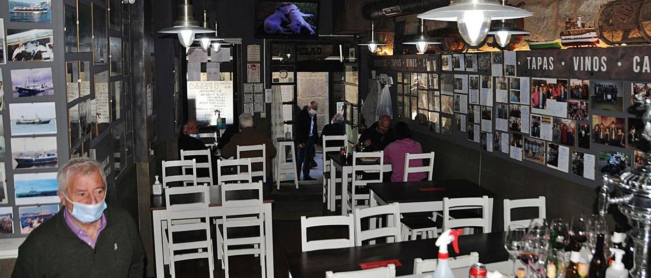 Desde el viernes el aforo en el interior de bares y restaurantes de Cangas regresa al 30%. |   // G. NÚÑEZ