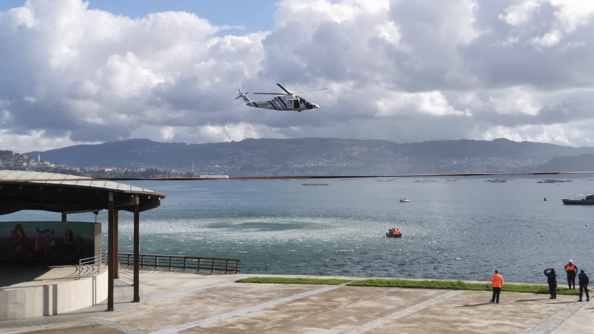 Escenas del simulacro de rescate frente a Moaña.