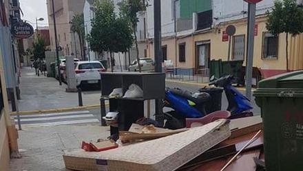 Los muebles y enseres se quedan sin recoger en Alaquàs - Levante-EMV