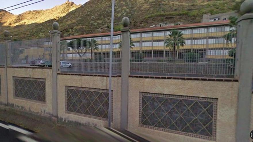 IES Anaga, en Santa Cruz de Tenerife, prohíbe llevar escotes pronunciados a sus alumnas.