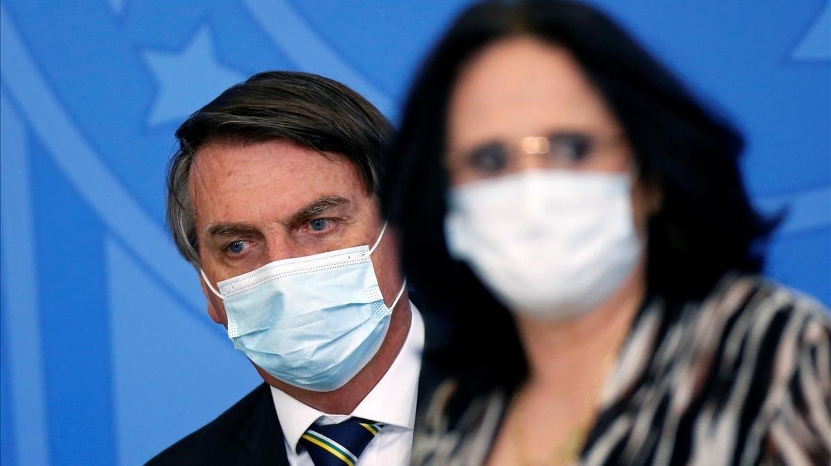 zentauroepp54745186 brazil s president jair bolsonaro looks on  next to brazil s200904132201