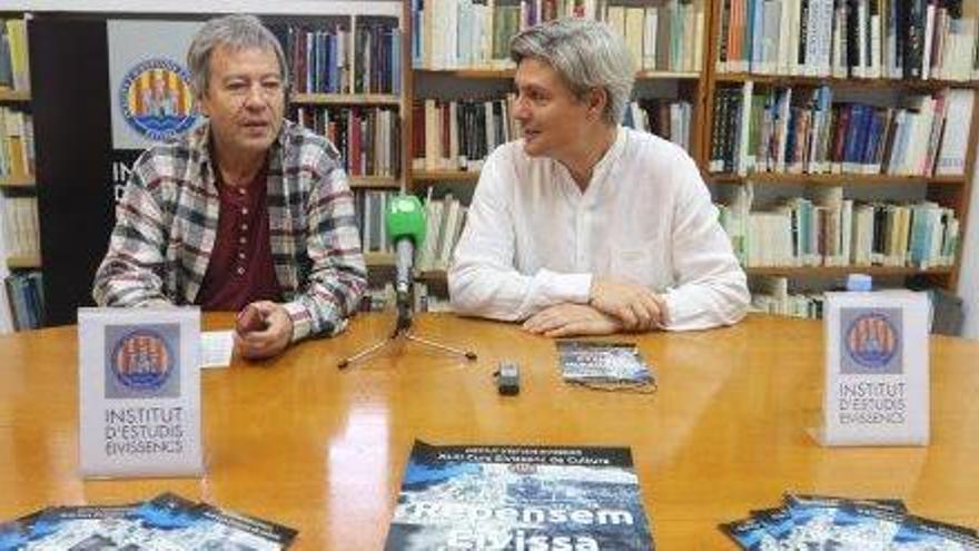 Mariano Mayans y Maurici Cuesta, ayer en la sede del Institut d&#039;Estudis Eivissencs.