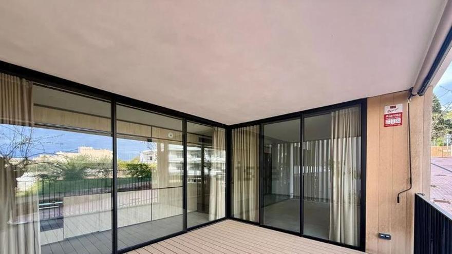 La cocina, ubicada frente a una terraza en planta baja, se ve completamente desde fuera.
