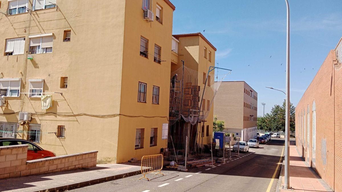 Instalación de un ascensor en el exterior de un bloque de viviendas en Extremadura.