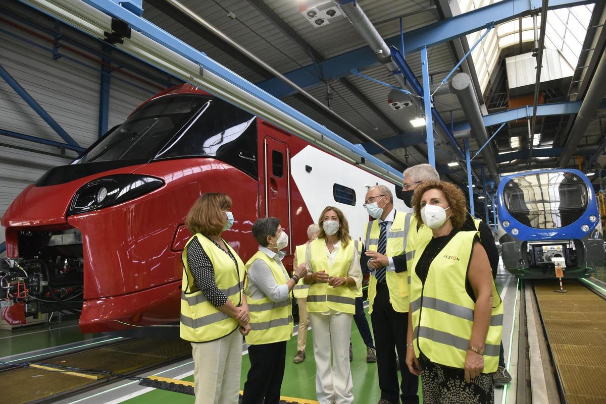 Visita de la exministra de Transportes Raquel Sánchez a la fábrica de Alstom en Santa Perpètua, en septiembre de 2021, donde se construyen algunos de los nuevos trenes de Rodalies