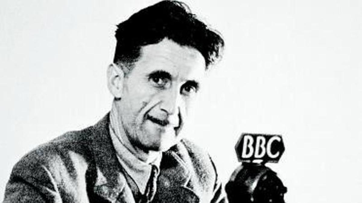 George Orwell, en 1943 ante un micrófono de la BBC