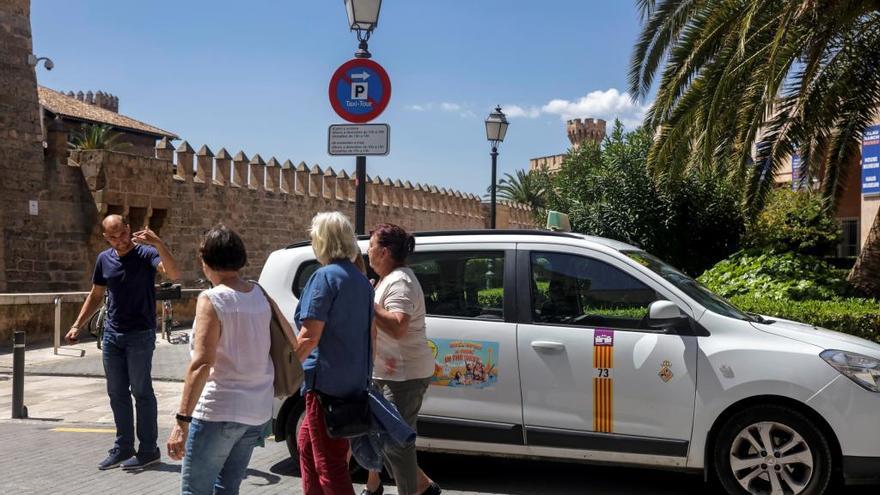 Cort habilitó esta parada de taxi tour en la calle Palau Reial hace meses.