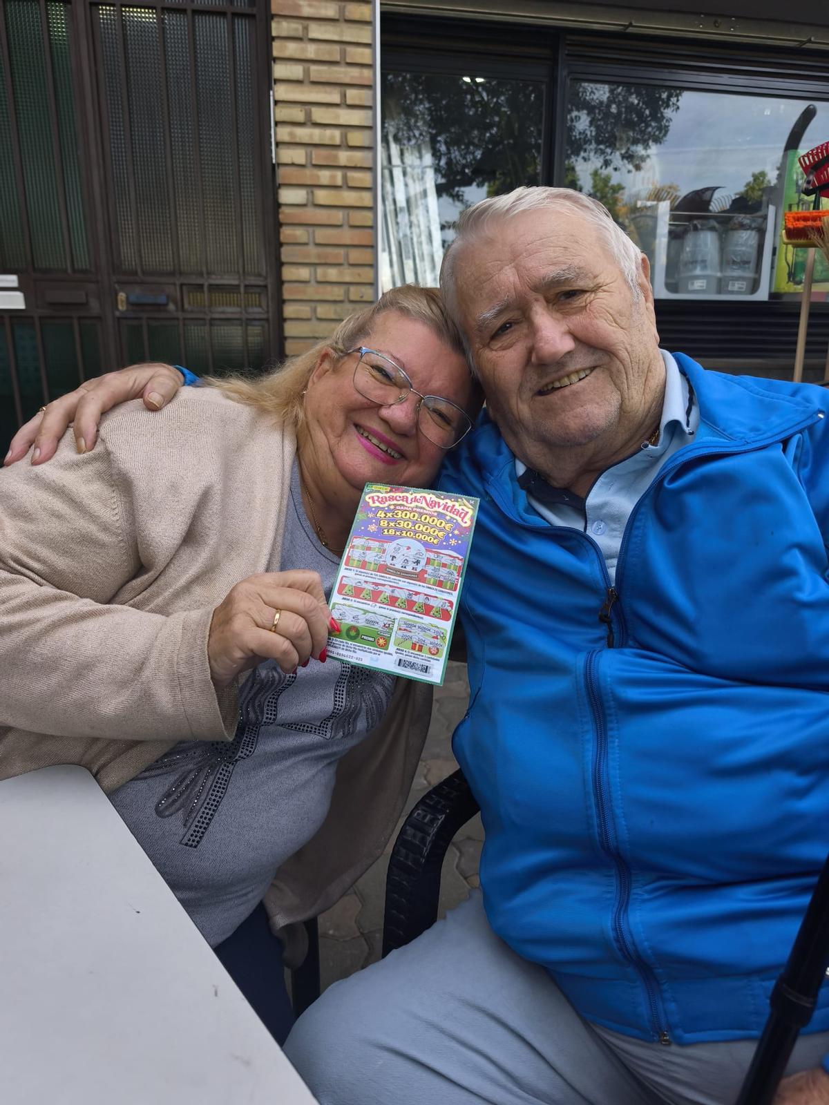 Ana Gómez y su marido Antonio Medina, con el Rasca de Navidad premiado.