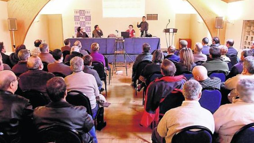 Ana Mulas conversa con su antecesor en el cargo, Rubén Carretero.