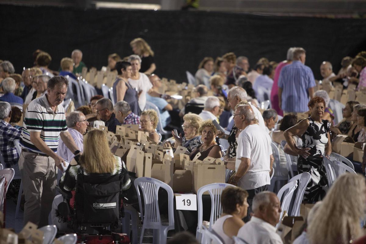 Jubilados y pensionistas en la cena para este colectivo en una Fira de Xàtiva.