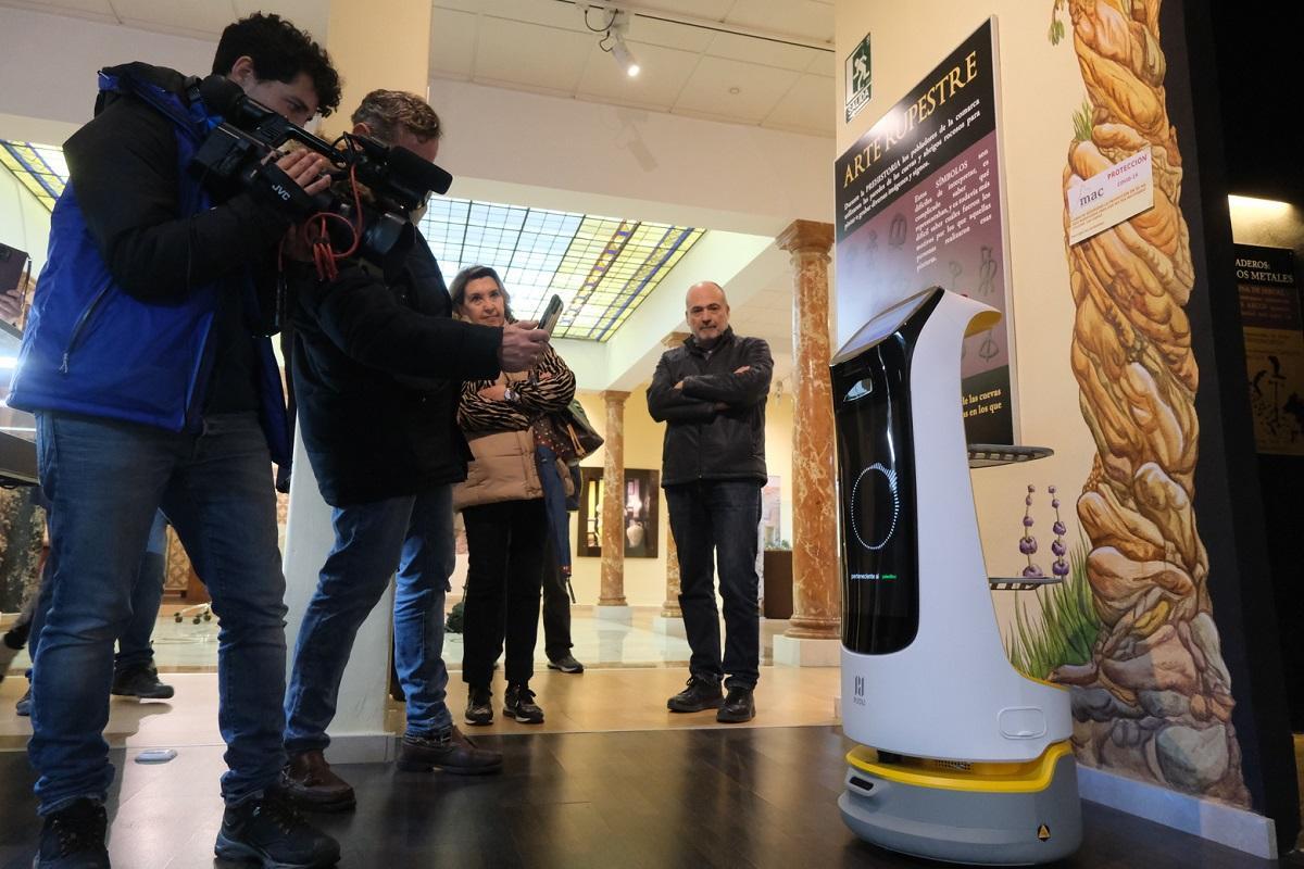 Unos reporteros graban con sus cámaras al robot guía del Museo Arqueológico de Cabra.