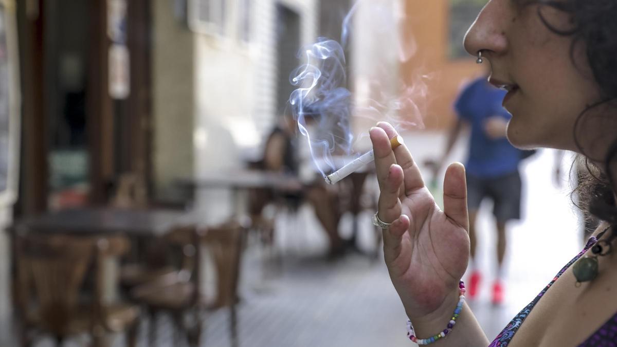 El nuevo plan nacional antitabaco contempla la prohibición de fumar en las terrazas.