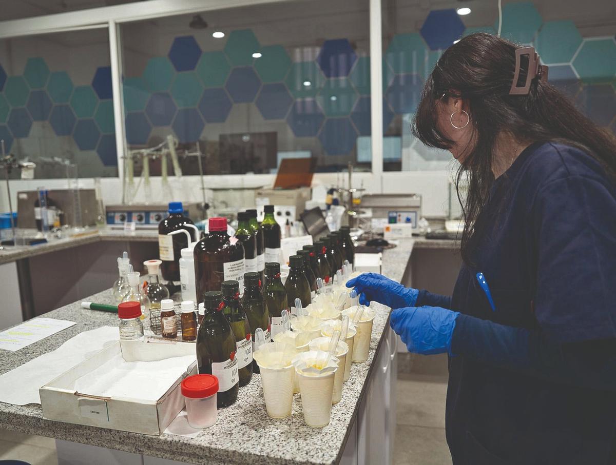 Imagen de un laboratorio para el análisis de aceite de oliva de una empresa ubicada en el Parque Tecnológico de Córdoba.