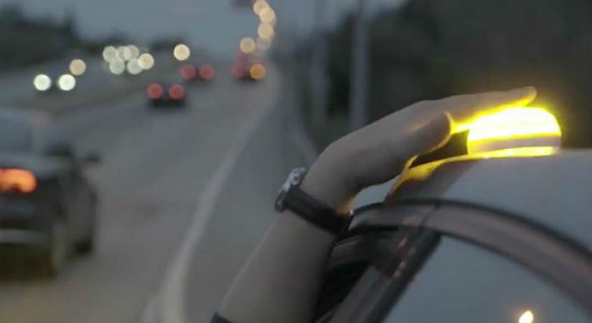 Help Flash emet flaixos de llum ambre visibles a 1 quilòmetre de distància per avisar de l’accident o l’avaria d’un vehicle.