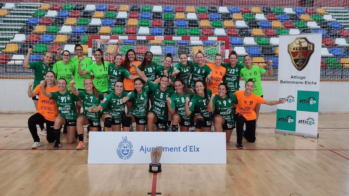 Las jugadoras del AtticGo Elche posan con el trofeo