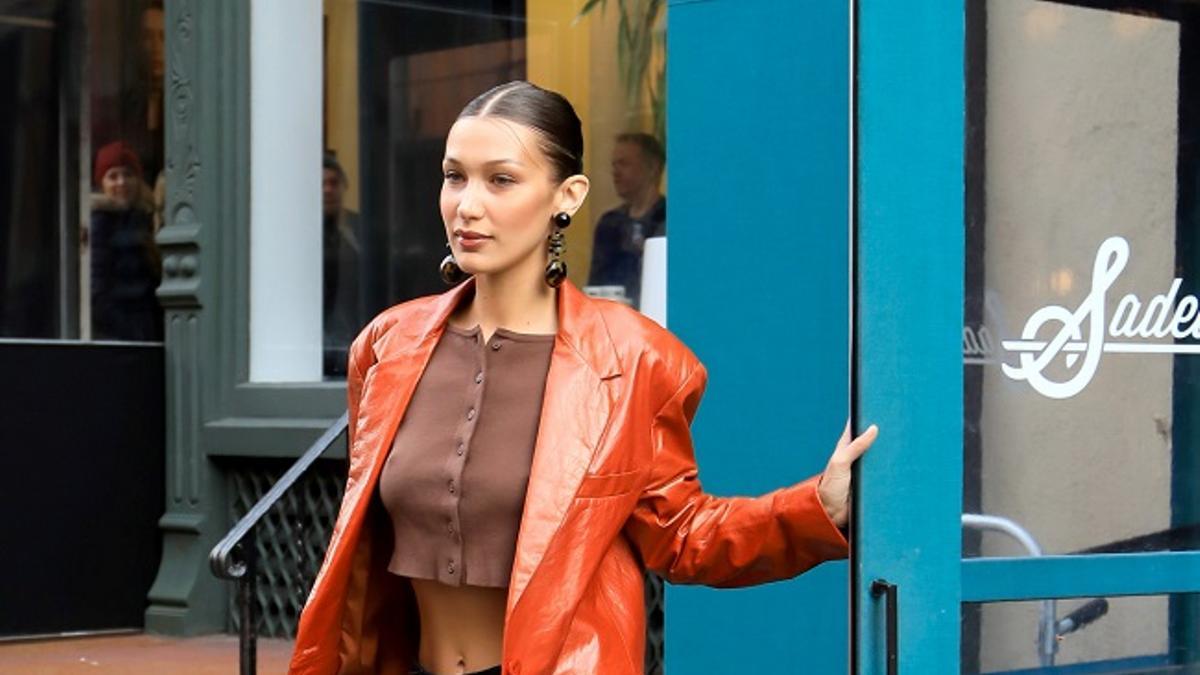 Bella Hadid y su fórmula peinado efecto wet + pendientes de grandes dimensiones