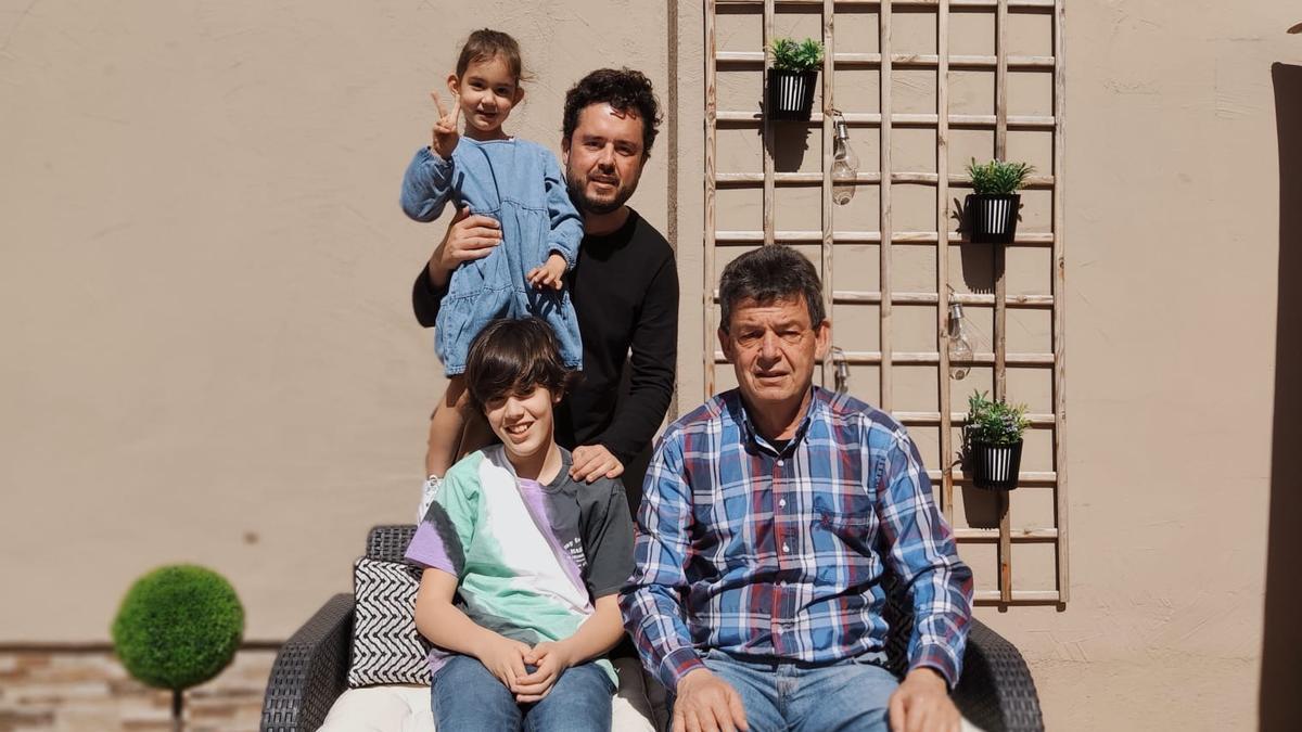 Diego Giráldez, sus hijos, Hugo y Xulia, y su padre, Modesto.